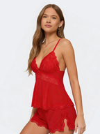 Conjunto de lencería roja con encaje y detalles elegantes
