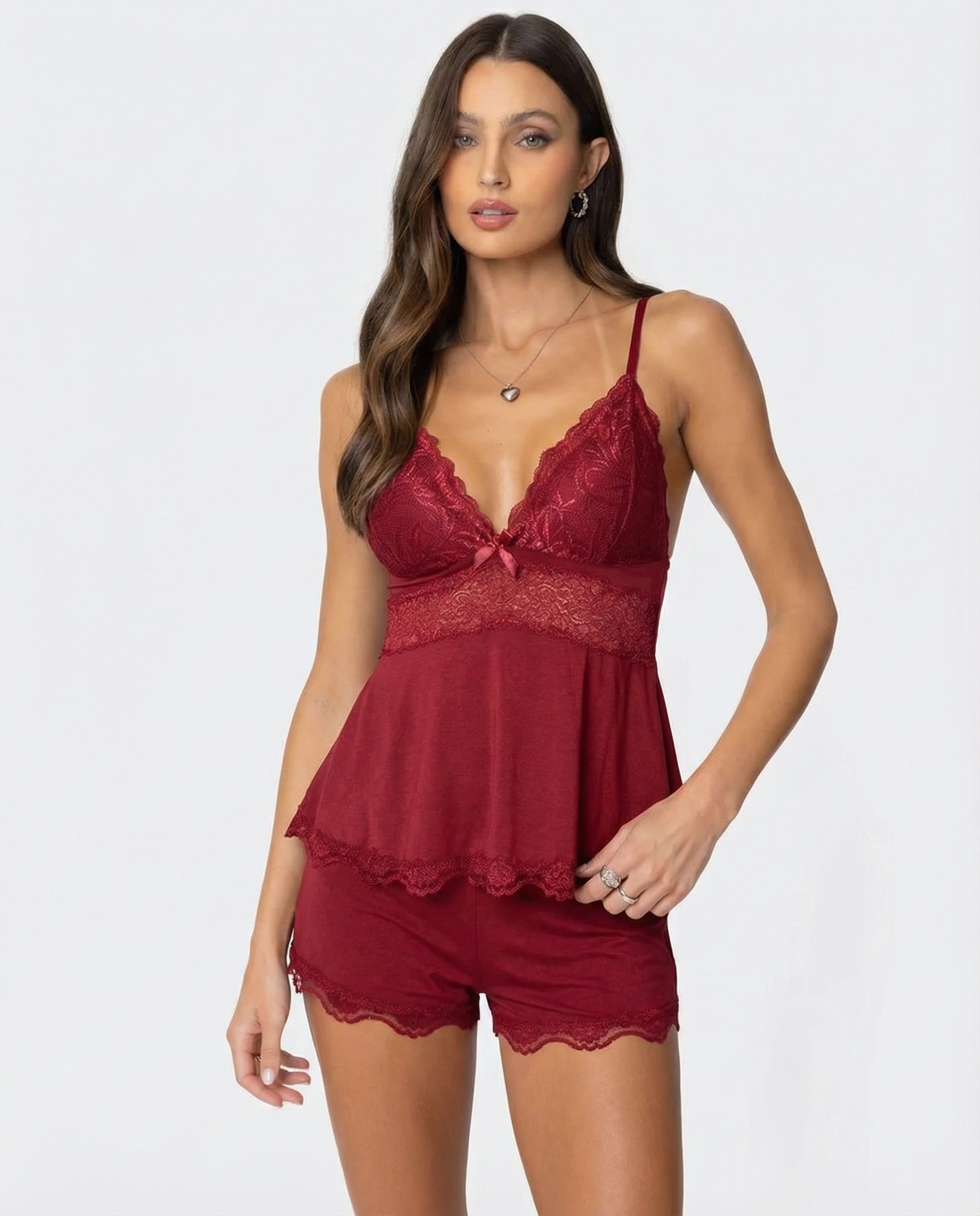 Conjunto de pijama rojo con encaje, top con tirantes y shorts, ideal para dormir o descansar en casa