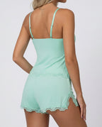 Pijama corto verde menta con encaje, tirantes ajustables y diseño elegante para mujer