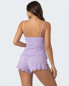 Pijama de mujer en lila con encaje, camiseta y shorts, ideal para dormir o descansar en casa