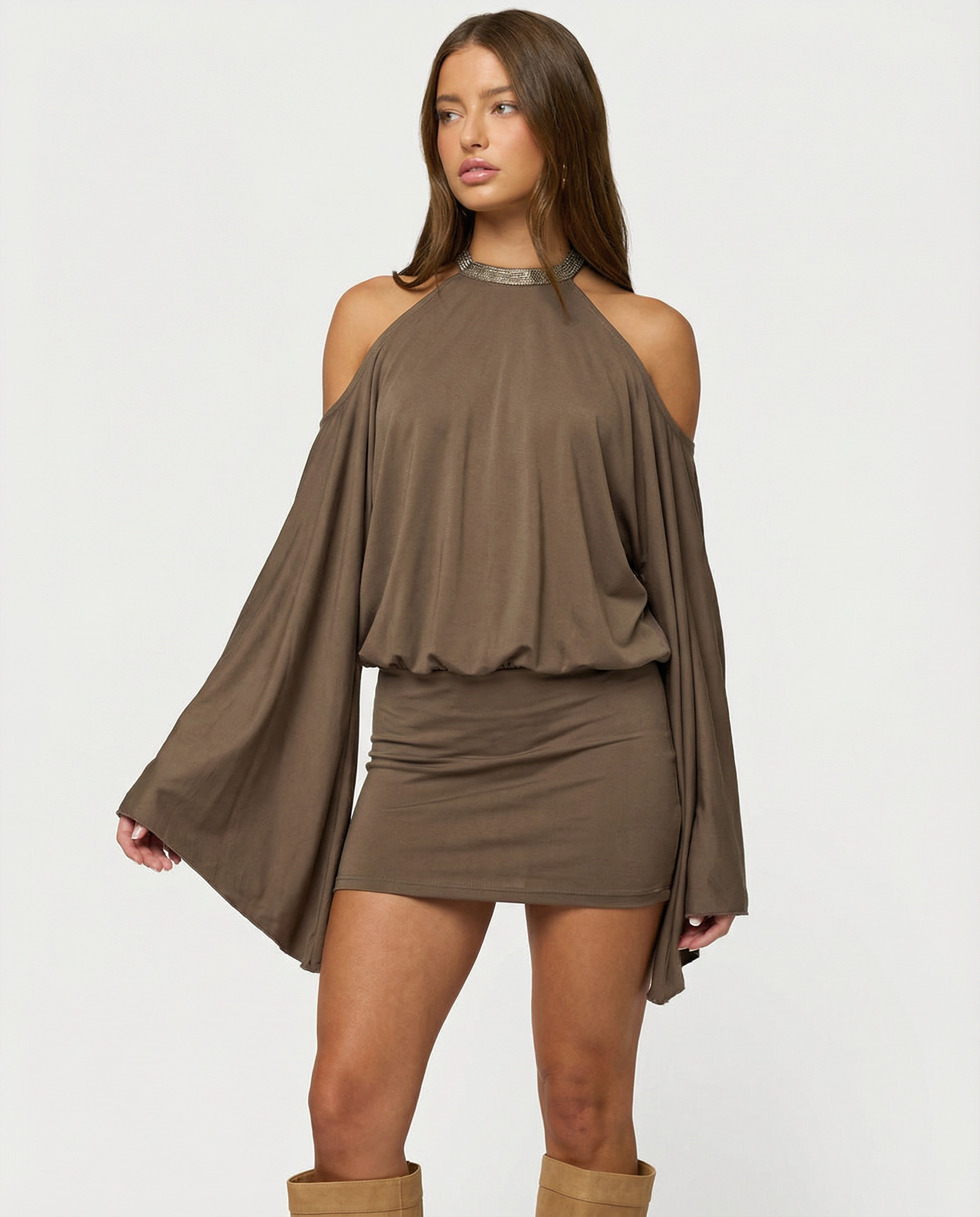 Luz – Vestido corto con espalda abierta y cadenas doradas