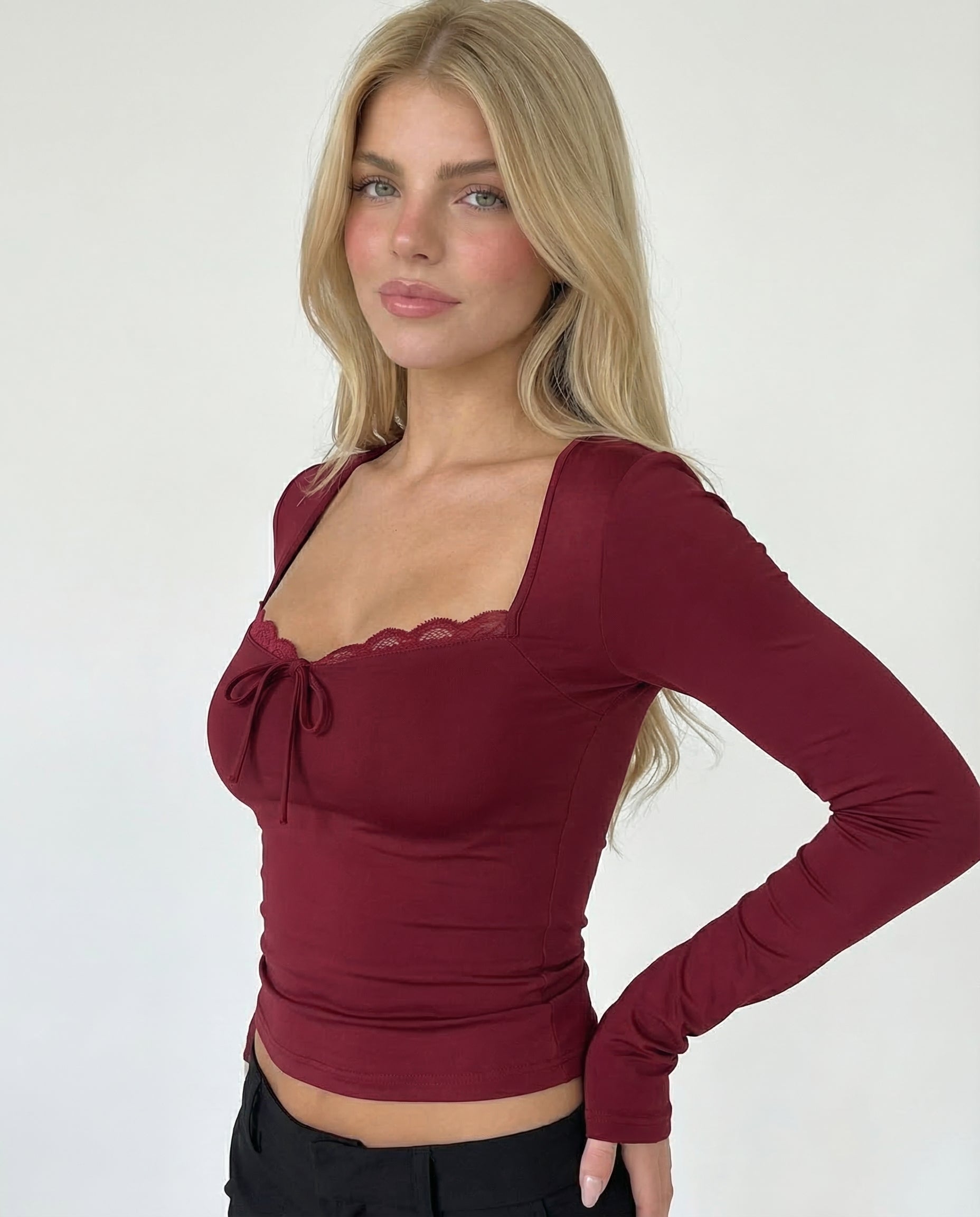 Inés – Fitted top with tie and lace trim