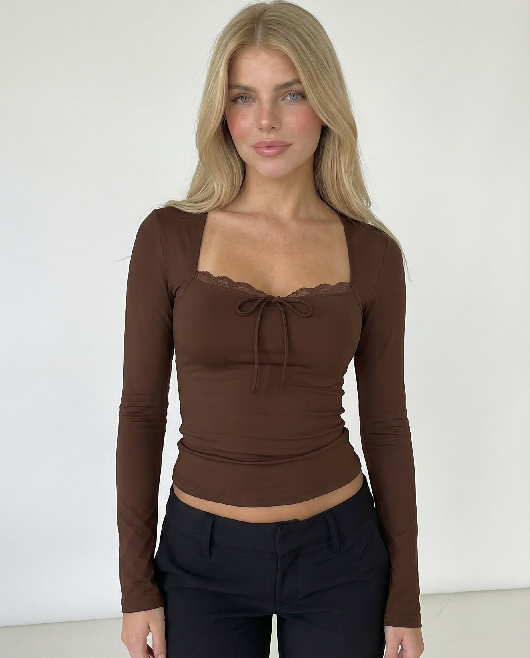 Inés – Fitted top with tie and lace trim