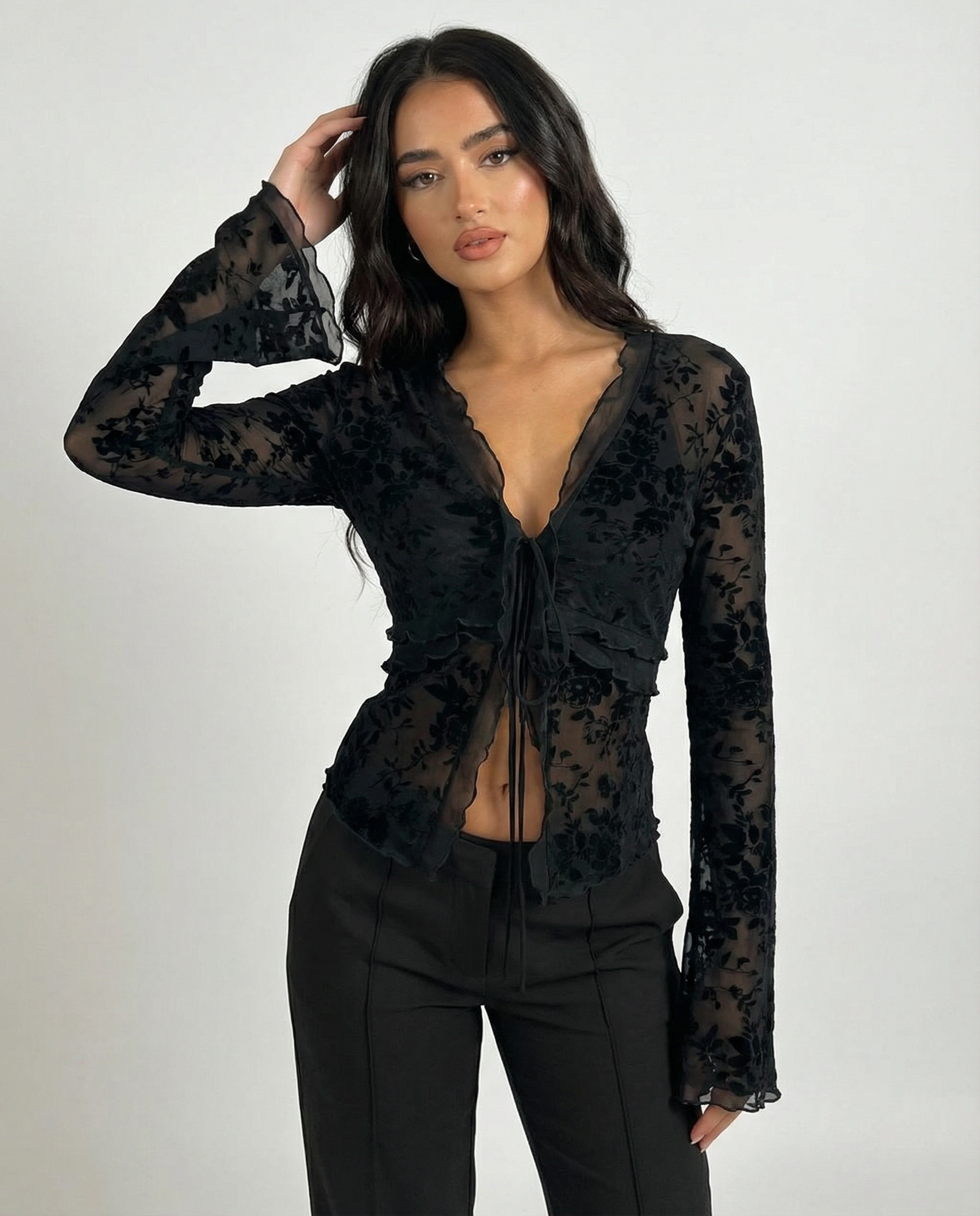 Noa – Top semitransparente con detalles florales de terciopelo