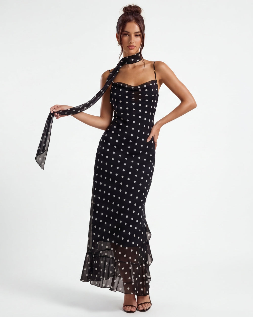 Nadia – Vestido largo de lunares con pañuelo