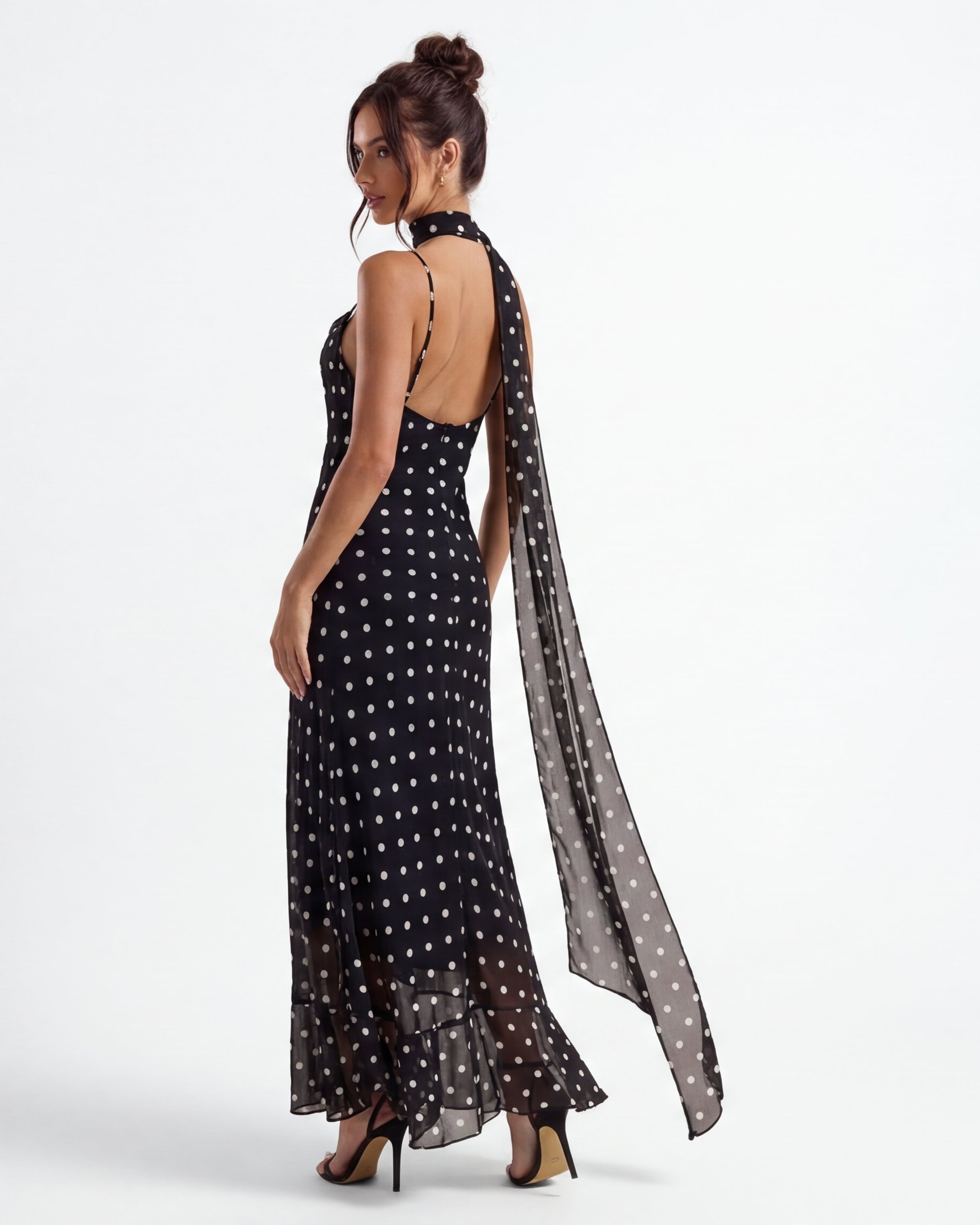 Nadia – Vestido largo de lunares con pañuelo