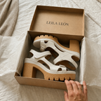 Velora – Sandalia con costuras detalladas.