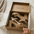 Velora – Sandalia con costuras detalladas.