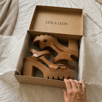 Velora – Sandalia con costuras detalladas.