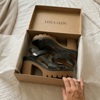 Velora – Sandalia con costuras detalladas.